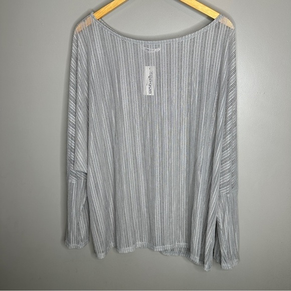 zeagoo Tops - NWT zeagoo silver lightweight ribbed long sleeve shirt